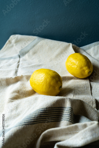 Fototapeta Naklejka Na Ścianę i Meble -  リネンの上のレモン