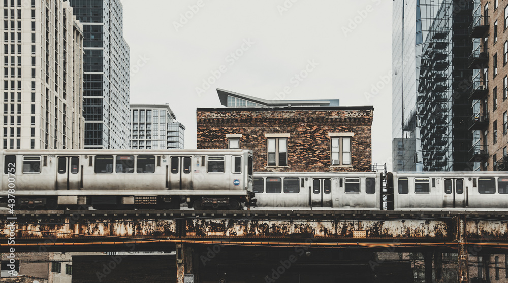 Obraz premium Train subway view at Chicago, Vintage Chicago skyline