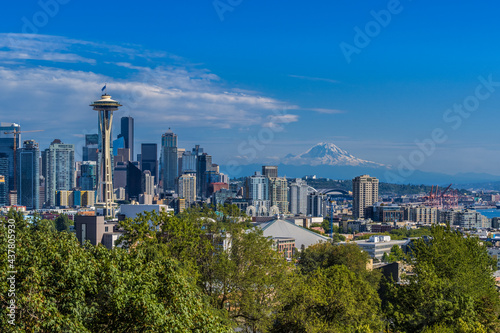 The view of Seatlle and Mount Rainier from observation deck in Kerry Park
