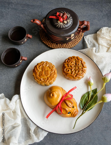 Popular mooncake eaten during Mid-Autumn Festival / Traditional Chinese Mooncakes / Comes in red bean and lotus paste with or without egg yolk. Chinese words are white lotus and red bean paste