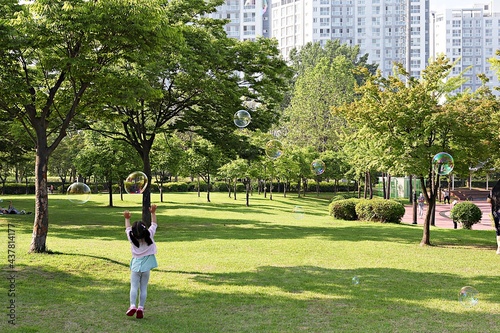 Fototapeta Naklejka Na Ścianę i Meble -  한국공원에서아이가노는모습입니다