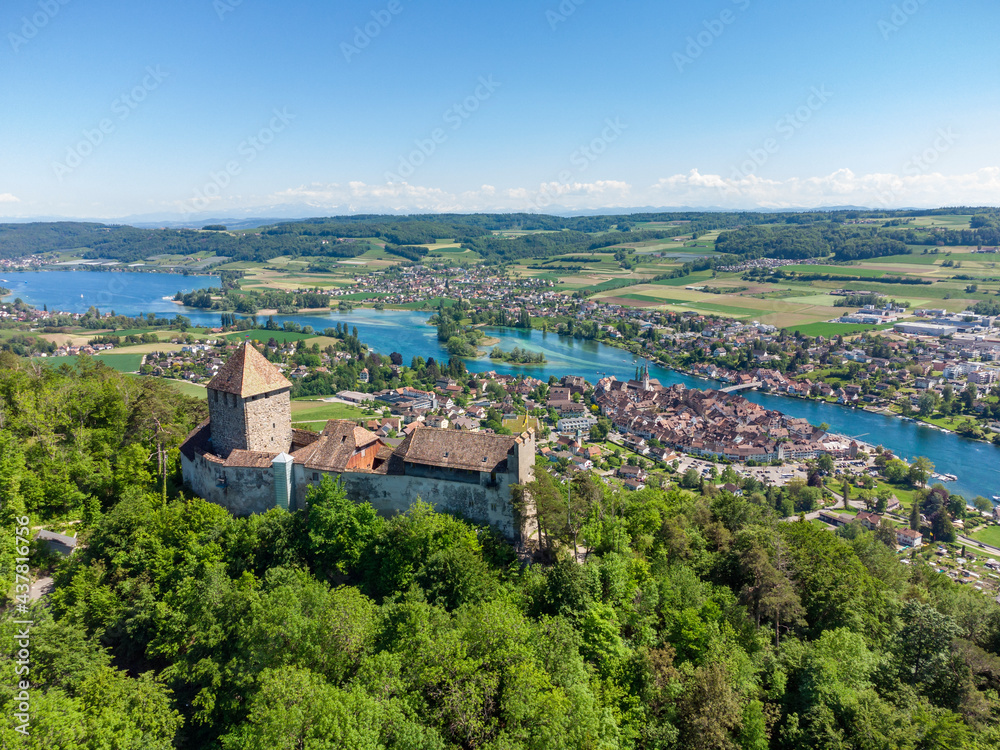 Die Burg Hohenklingen mit Blick auf Stein am Rhein und die Werd-Inseln