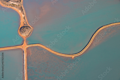 Fotografía Sea water ponds of solar salt mine through sea water evaporation at Useless Loop