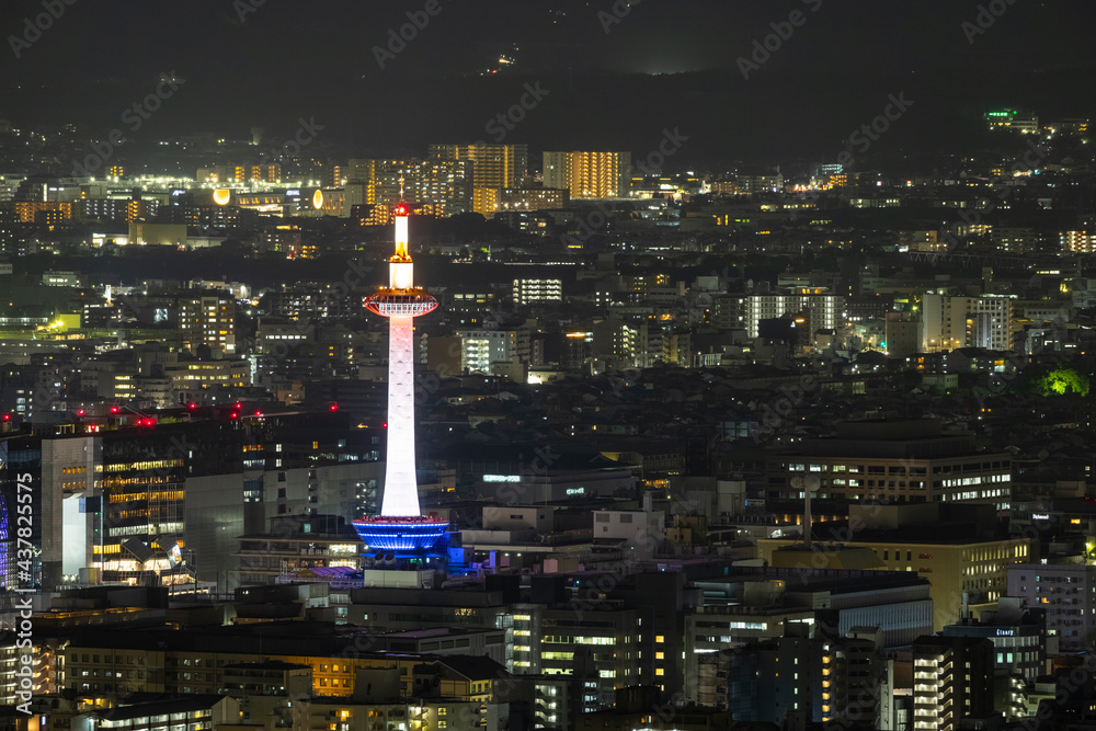 Fototapeta premium 京都タワーと中心街の夜景 【都市夜景 京都】