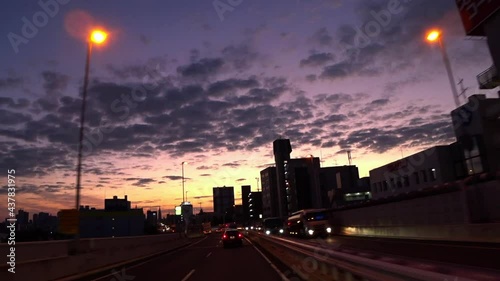 東京ドライブ車窓　首都高4号　夜明け　朝焼け　紫