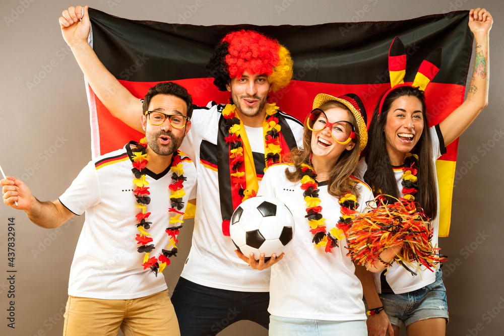 Fototapeta premium Gruppe glücklicher Fußballfans aus Deutschland feiern gemeinsam einen Meisterschaft Sieg.