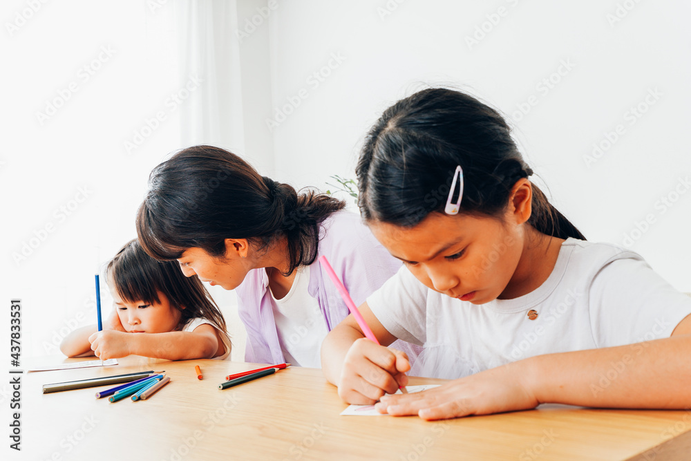 お母さんとお勉強をする子どもたち お母さんとお勉強をする子どもたち