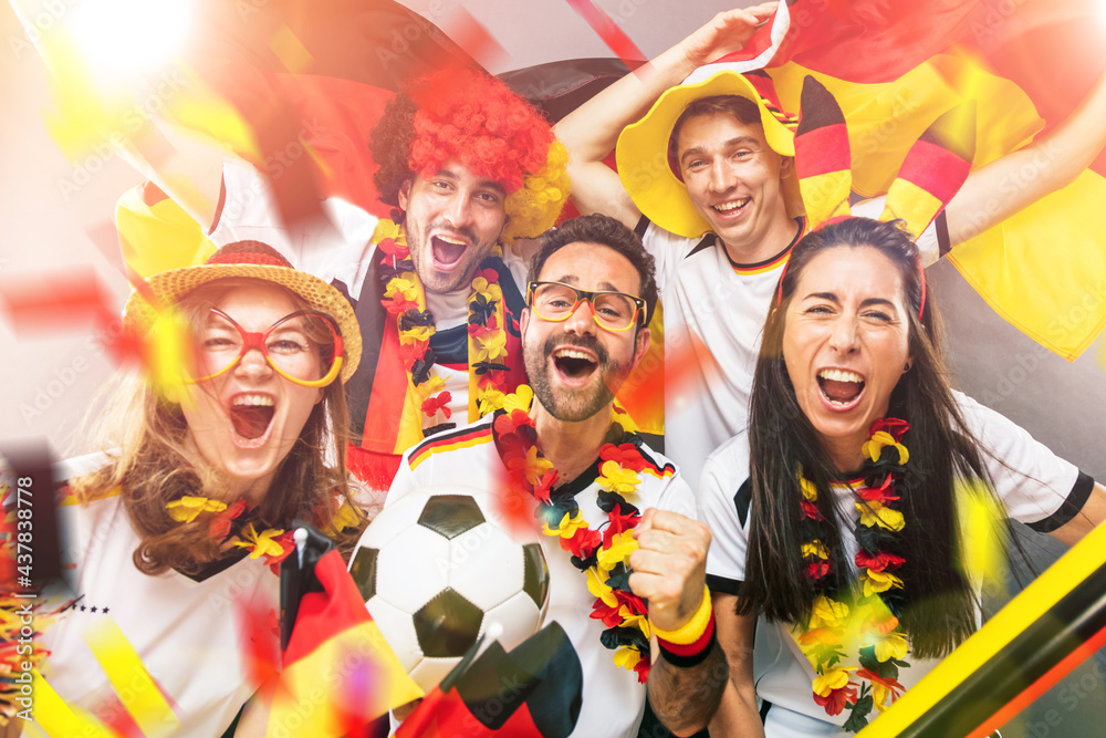 Fototapeta premium Gruppe glücklicher Fußballfans aus Deutschland feiern gemeinsam einen Meisterschaft Sieg.