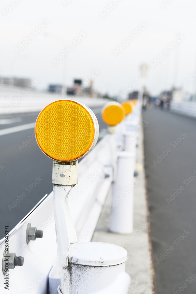 ガードレールの反射板 Stock 写真 | Adobe Stock