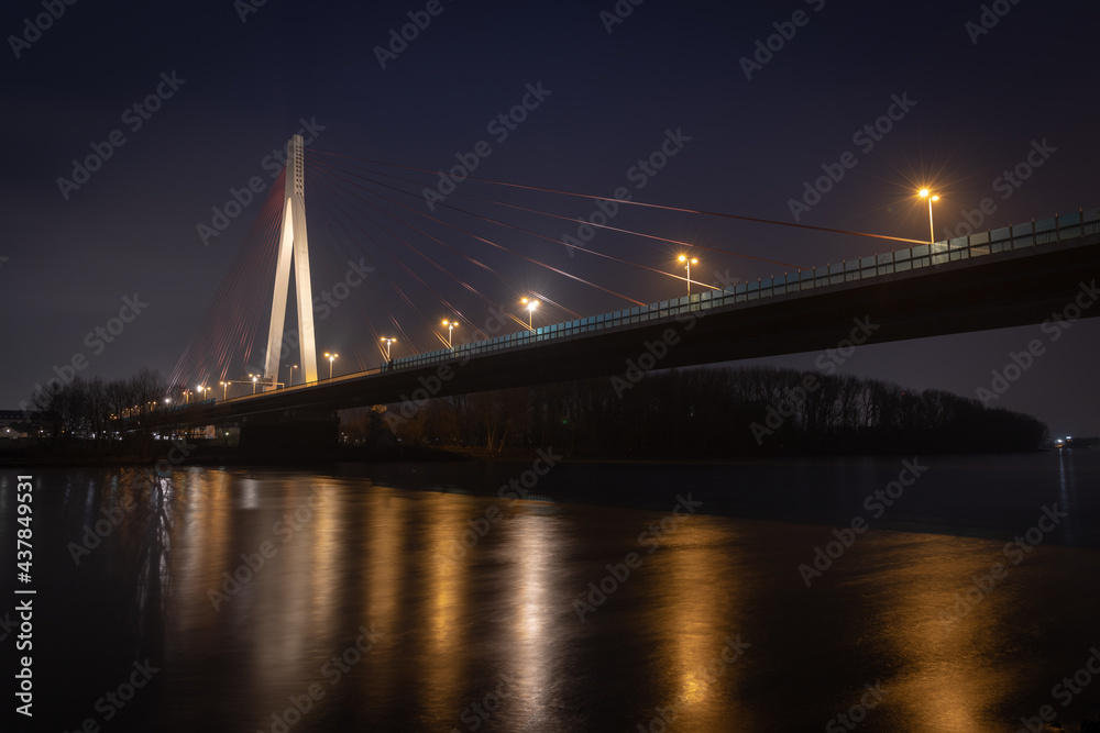 Fototapeta premium Raiffeisenbrücke Neuwied bei Nacht