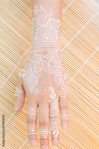 Fototapeta Naklejka Na Ścianę i Meble -  white henna on bride hand
