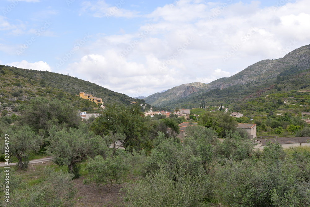Blick auf ein kleines Dorf an der Costa Blanca Blick auf ein kleines Dorf an der Costa Blanca