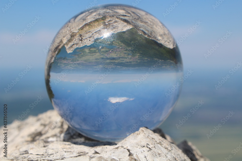 Bergpanorama mit Reflexion in einer Glaskugel Bergpanorama mit Reflexion in einer Glaskugel