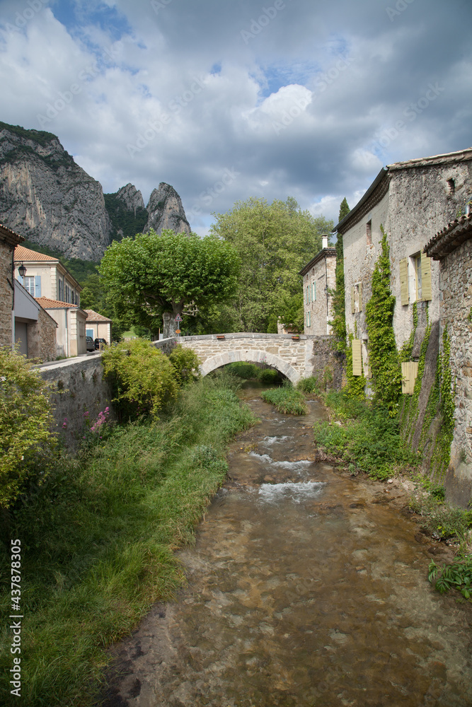 Petit pont sur la rivière Rioubon qui traverse le village de Saou en Drôme provençale