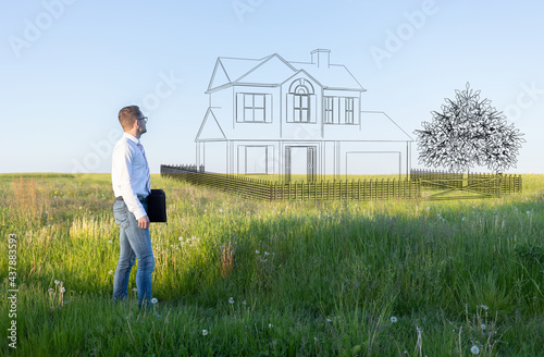 Fototapeta Mann/Makler, Käufer blickt auf sein Traumhaus