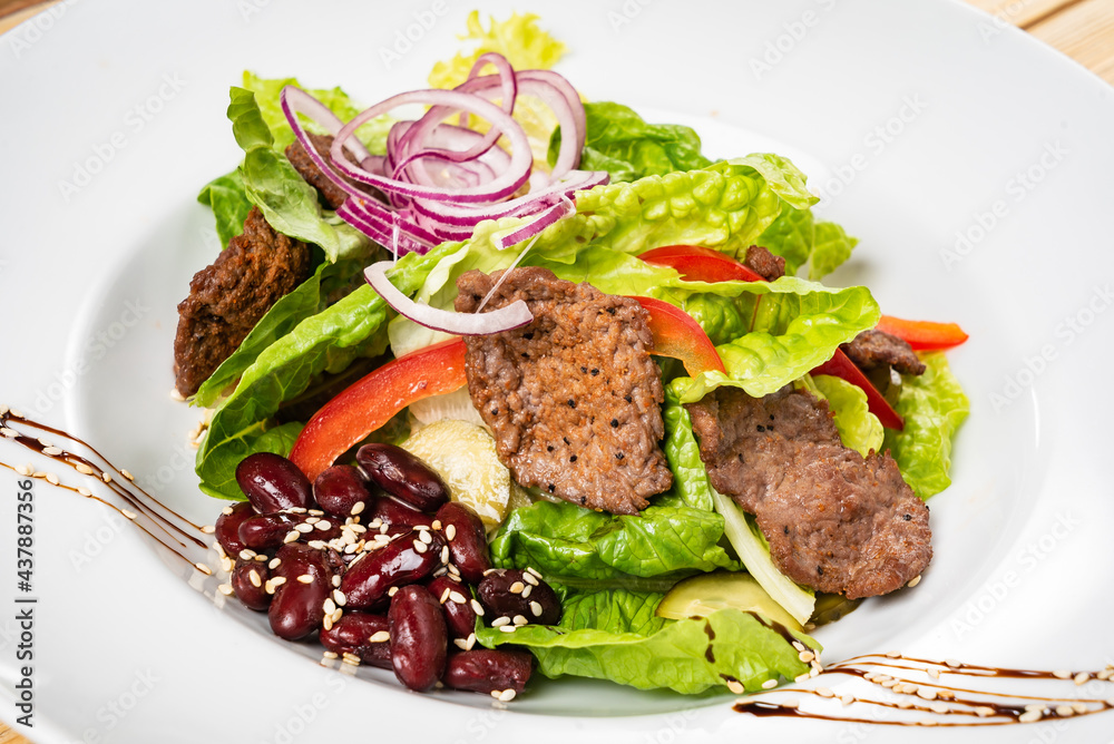 salad with beef, red beans, pepper and red onion