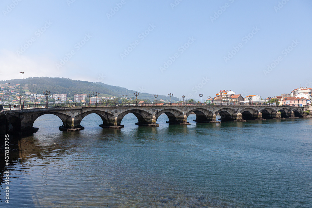 Puente del Burgo, puente medieval que cruza el rio Lerez, construido hace mas de 800 años sobre uno anterior de origen romano en Pontevedra, comunidad Autonoma de Galicia, España