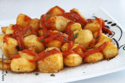 ración de patatas bravas con salsa de tomate y perejil © planeta11