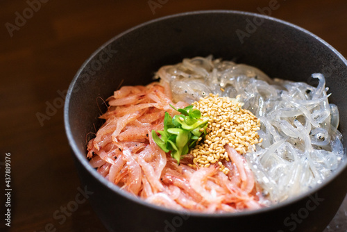 Valokuva 釜揚げ桜えびと生しらすの丼ぶり