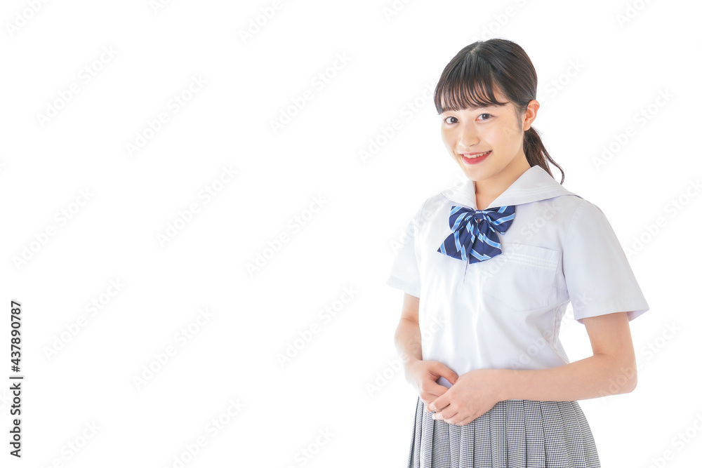 笑顔の若い制服姿の女子学生