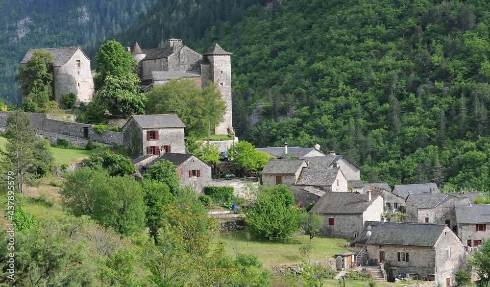 Village et château de Prades dans les gorges du Tarn en Lozère France Village et château de Prades dans les gorges du Tarn en Lozère France