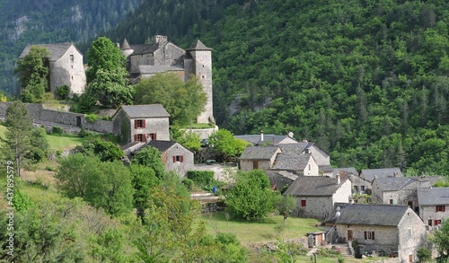 Village et château de Prades dans les gorges du Tarn en Lozère France