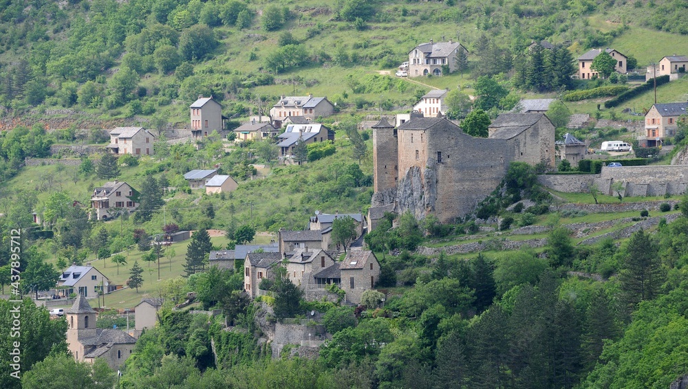 Village et château de Prades dans les gorges du Tarn en Lozère France