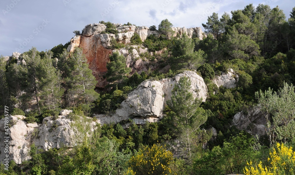 Massif des corbières dans l'Aude en Pyrénées Orientales France	