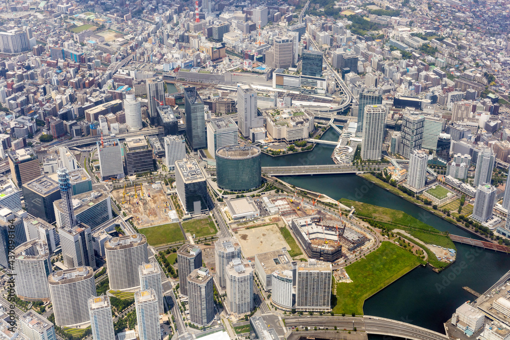 みなとみらい地区上空から横浜駅方向を空撮
