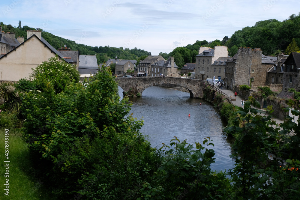 Le vieux pont du port de plaisance de Dinan en Bretagne