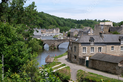 Le vieux pont du port de plaisance de Dinan en Bretagne