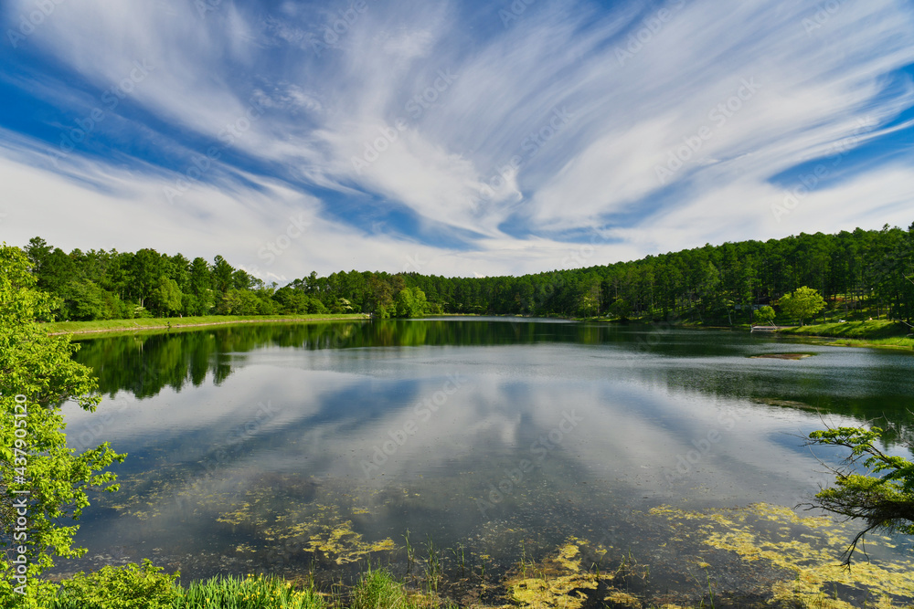 湖の湖面に映る景色と空