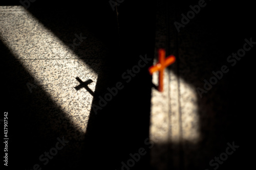 빛이 만들어내는 그림자 그리고 나무십자가,  그 은혜안에 있는 믿음 © kangnam