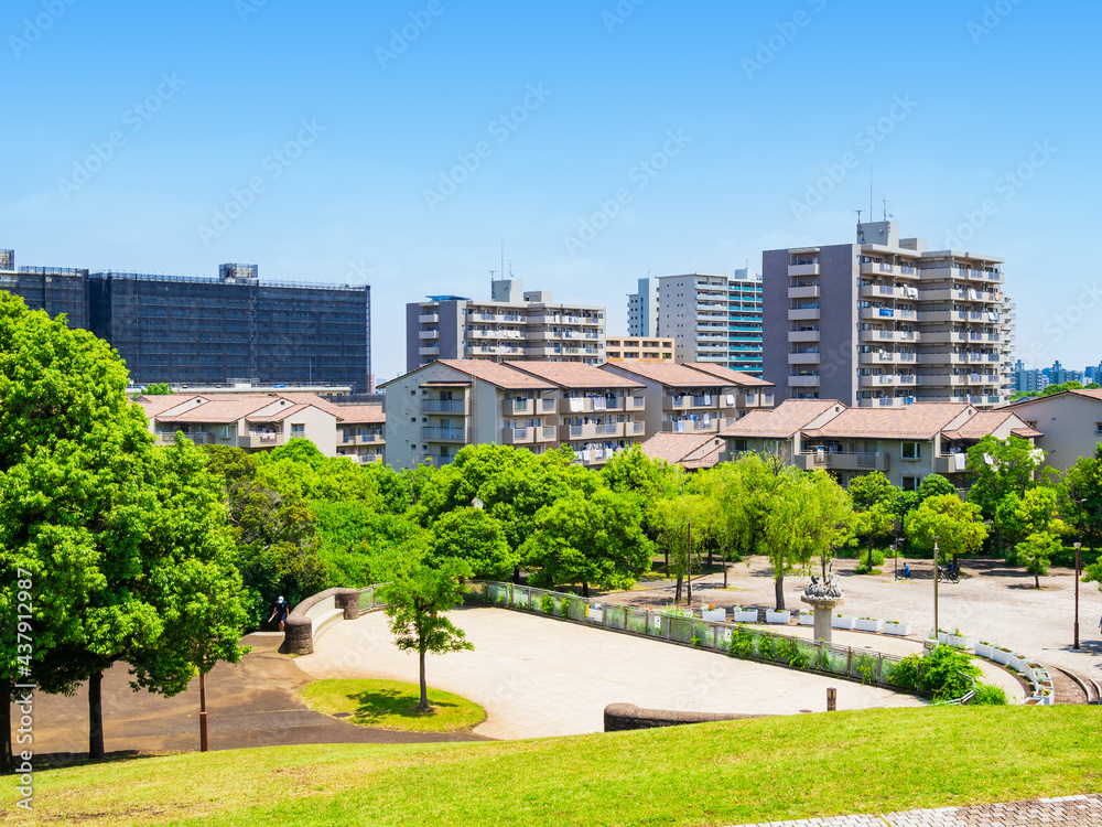 マンションが建ち並ぶ住宅街