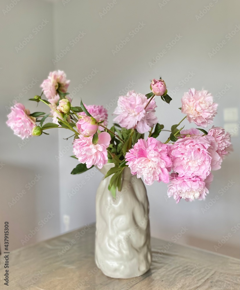 magnifique bouquet de pivoines roses dans la maison magnifique bouquet de pivoines roses dans la maison