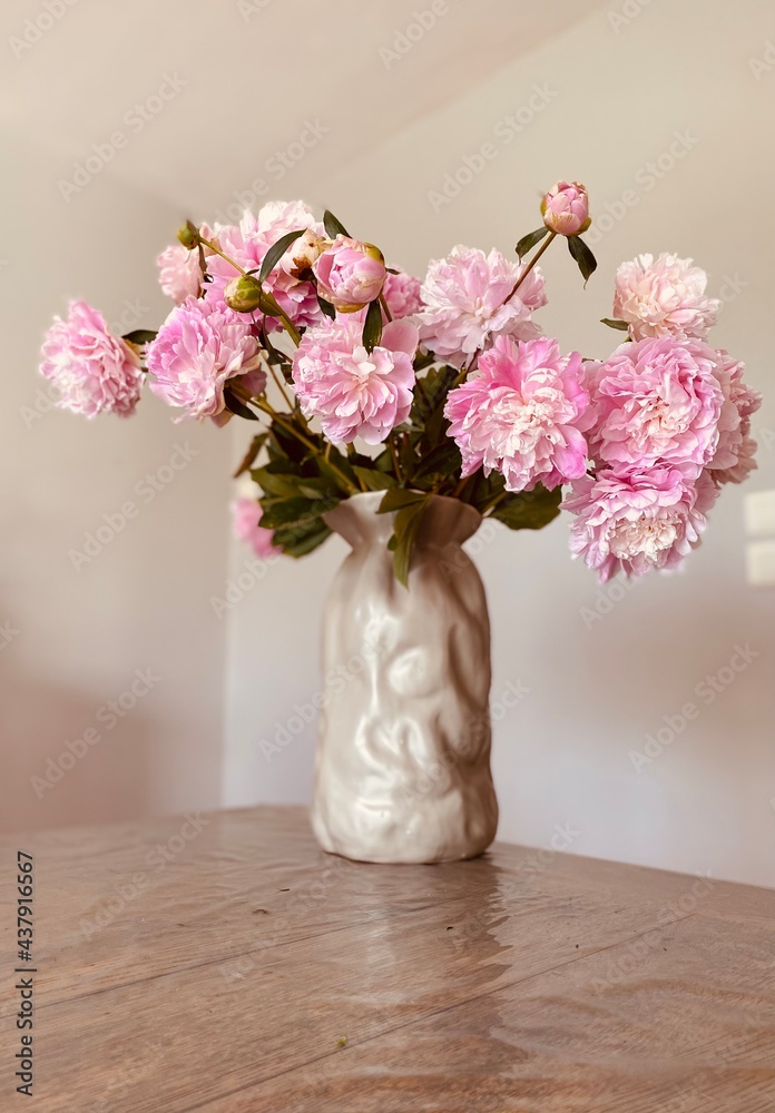 magnifique bouquet de pivoines roses dans la maison magnifique bouquet de pivoines roses dans la maison