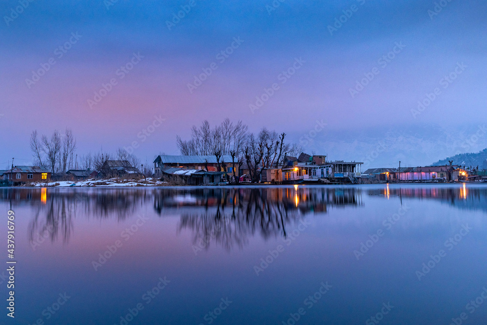 Obraz premium A view of Dal Lake in winter at evening, Srinagar, Kashmir, India.