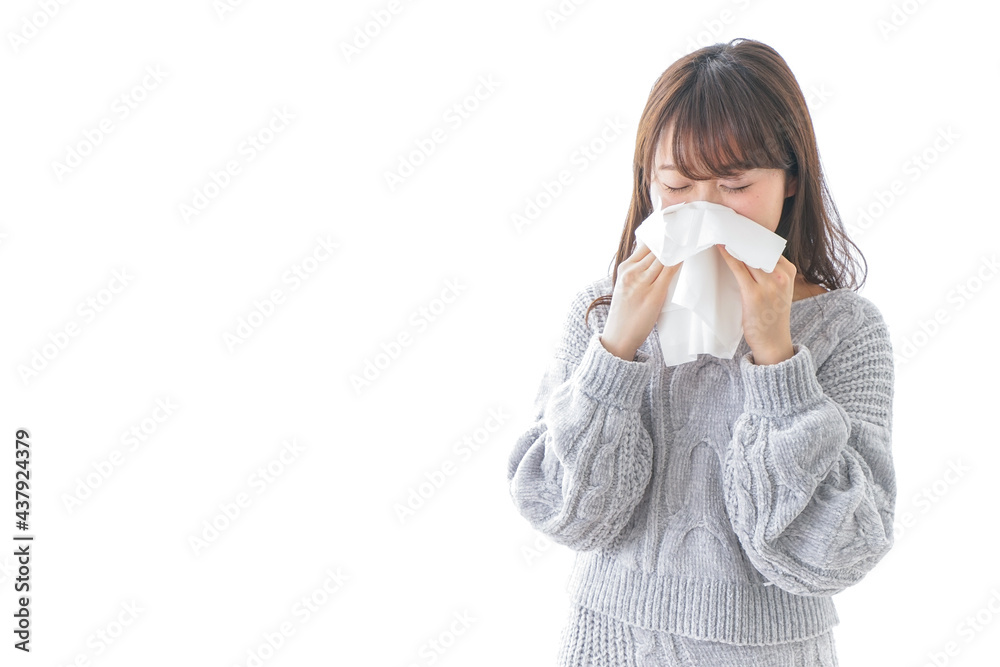 風邪・花粉症で鼻をかむ女性