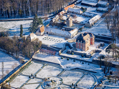 vue aérienne d'un château sous la neige à Rosay dans les Yvelines en France © Francois