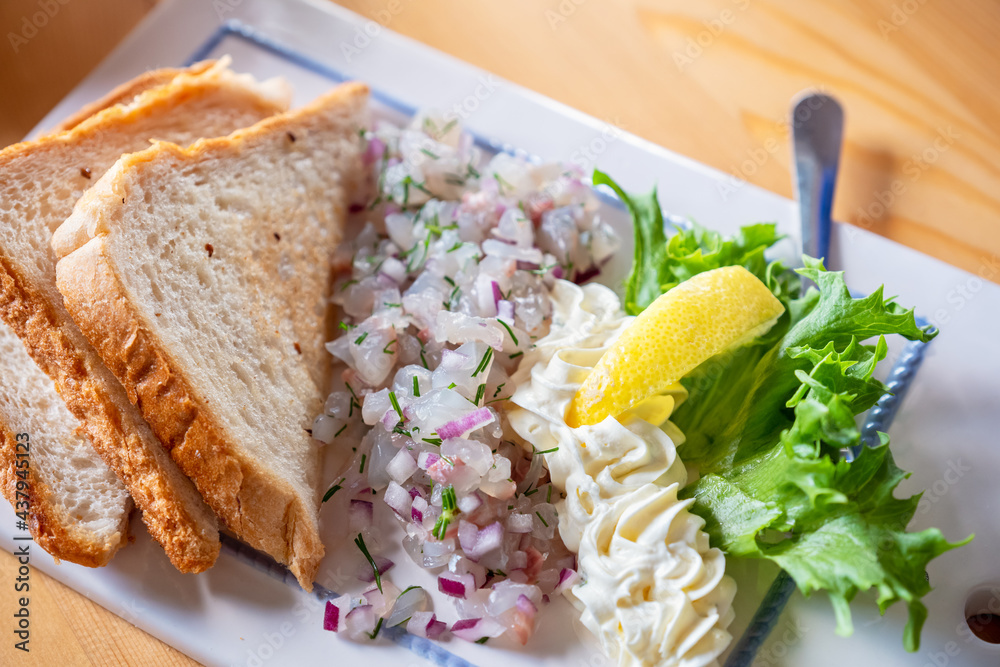 Raw pike perch tartare