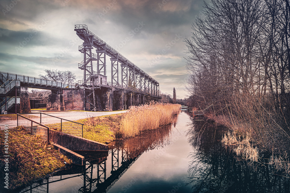 Brücken Promenade an der alten Emscher mitten im Landschaftspark