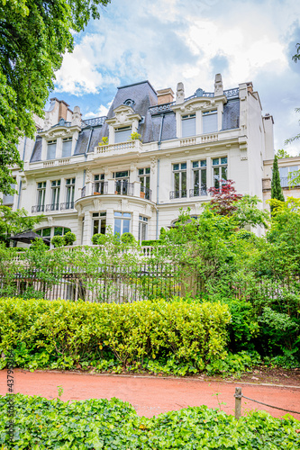 Fototapeta Immeuble le long du Parc de la tête d'or à Lyon