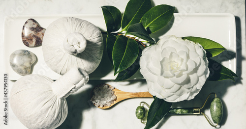 Photo Flat lay composition with spring camelia flower and various beauty care products