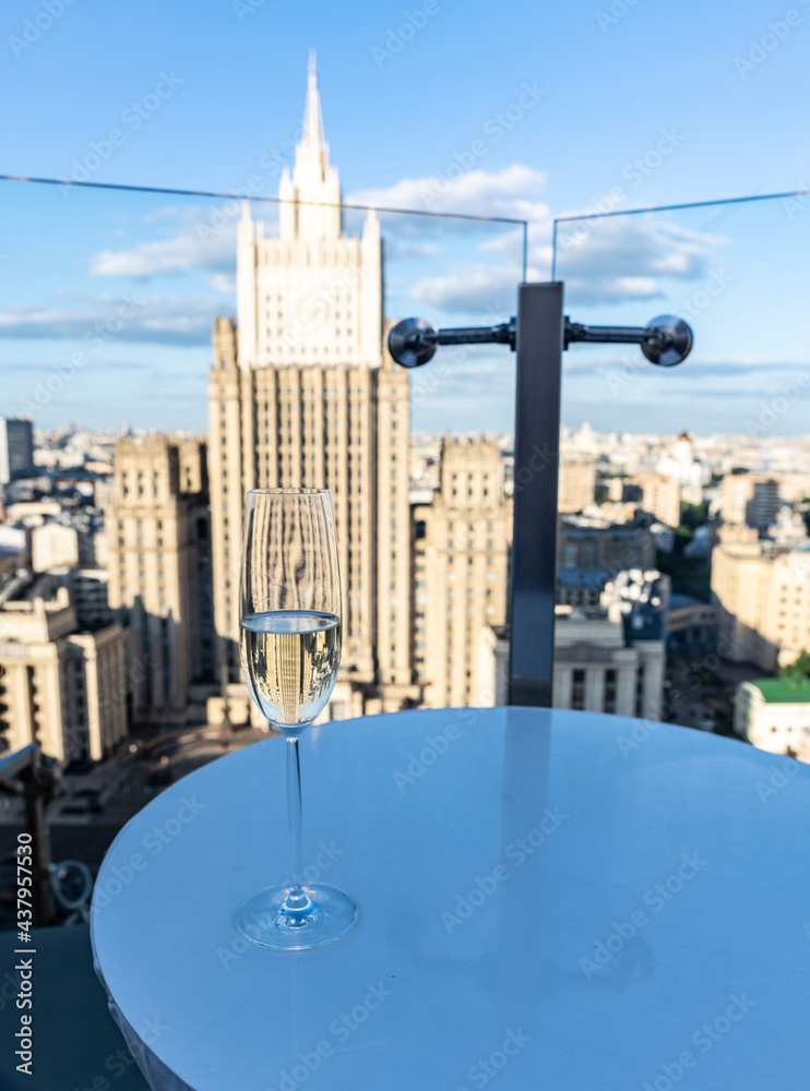 Obraz premium high-rise building of the Ministry of Foreign Affairs in Moscow through a glass of champagne 