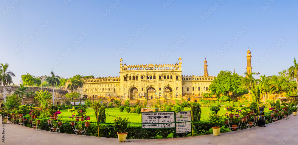 Fototapeta Meczet Asfi w kompleksie Bara Imambara w Lucknow, stan Uttar Pradesh, Indie