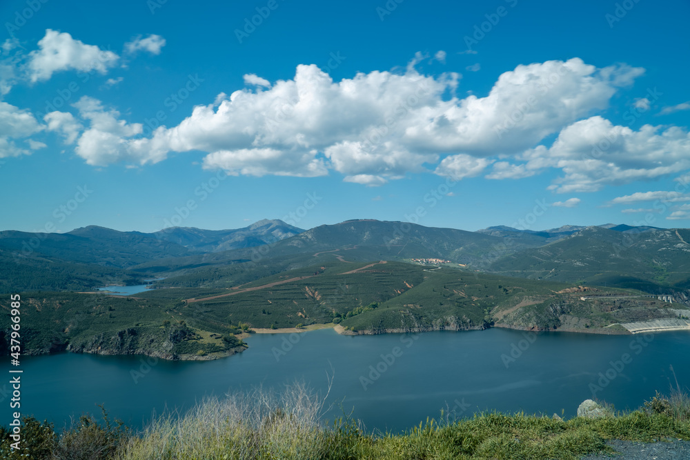 Naklejka premium Lago grande entre las montañas , embalse en la sierra , vista aérea del embalse, vista de la presa en la montaña