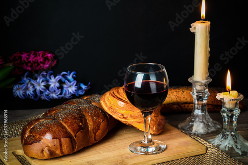 Obraz na płótnie Shabbat Shalom. Challah bread, shabbat wine and candles on wooden table. w salonie