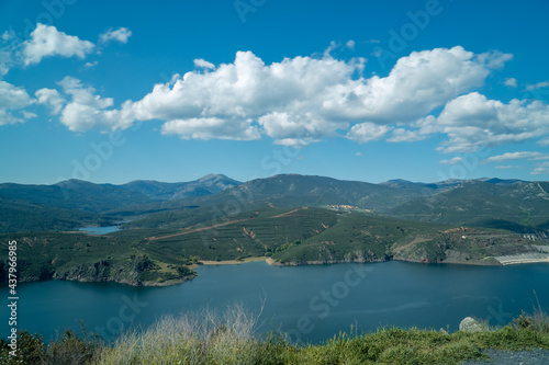 Lago grande entre las montañas , embalse en la sierra , vista aérea del embalse, vista de la presa en la montaña