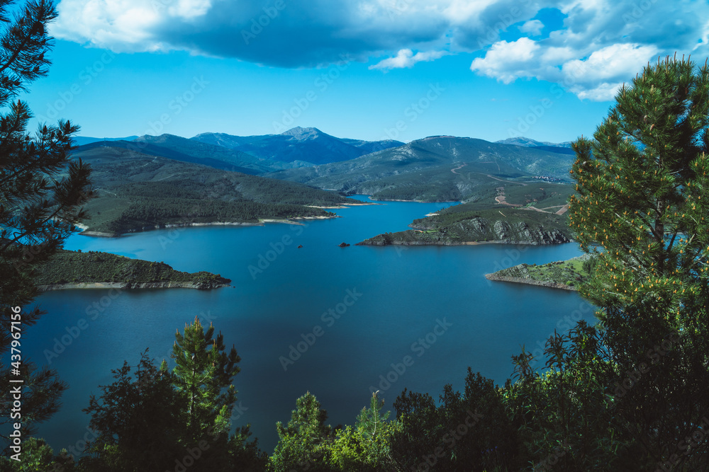Lago grande entre las montañas , embalse en la sierra , vista aérea del embalse, vista de la presa en la montaña