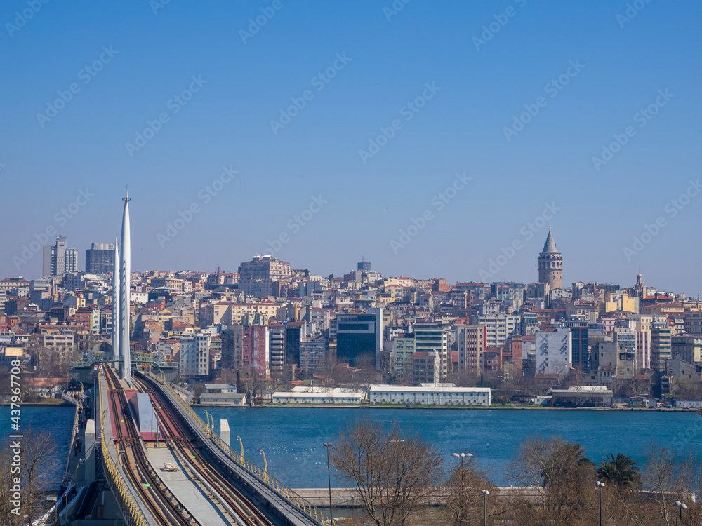 Obraz premium Metro Bridge view over Golden Horn in Istanbul